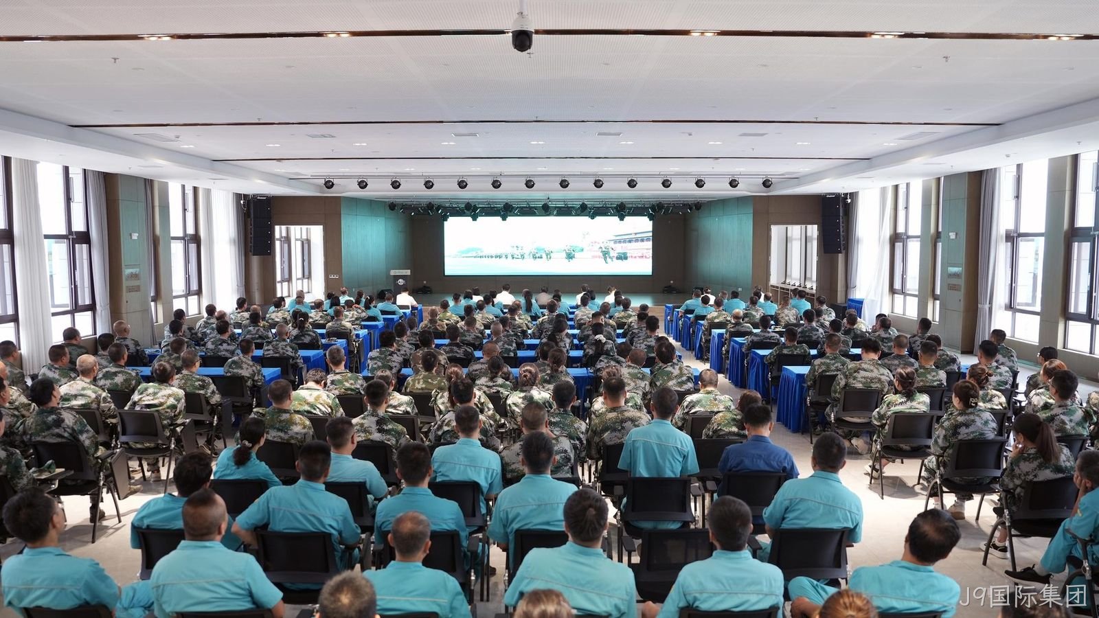 J9国际集团组织全体员工观看抗战胜利80周年阅兵仪式